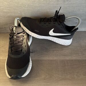 Nike Revolution 5 Running Shoe Trainers US Size 4Y Model: BQ5671-003 Youth